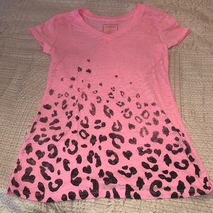Lightweight Pink V-Neck Tee w Cheetah Print Detail